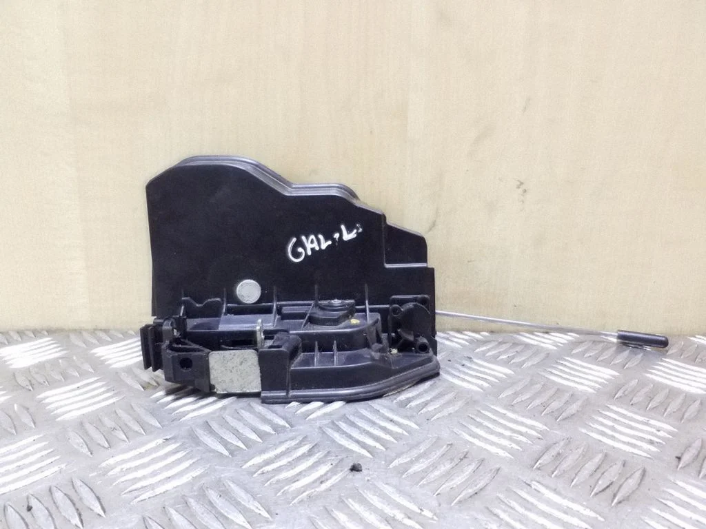 Rear door lock 7167075