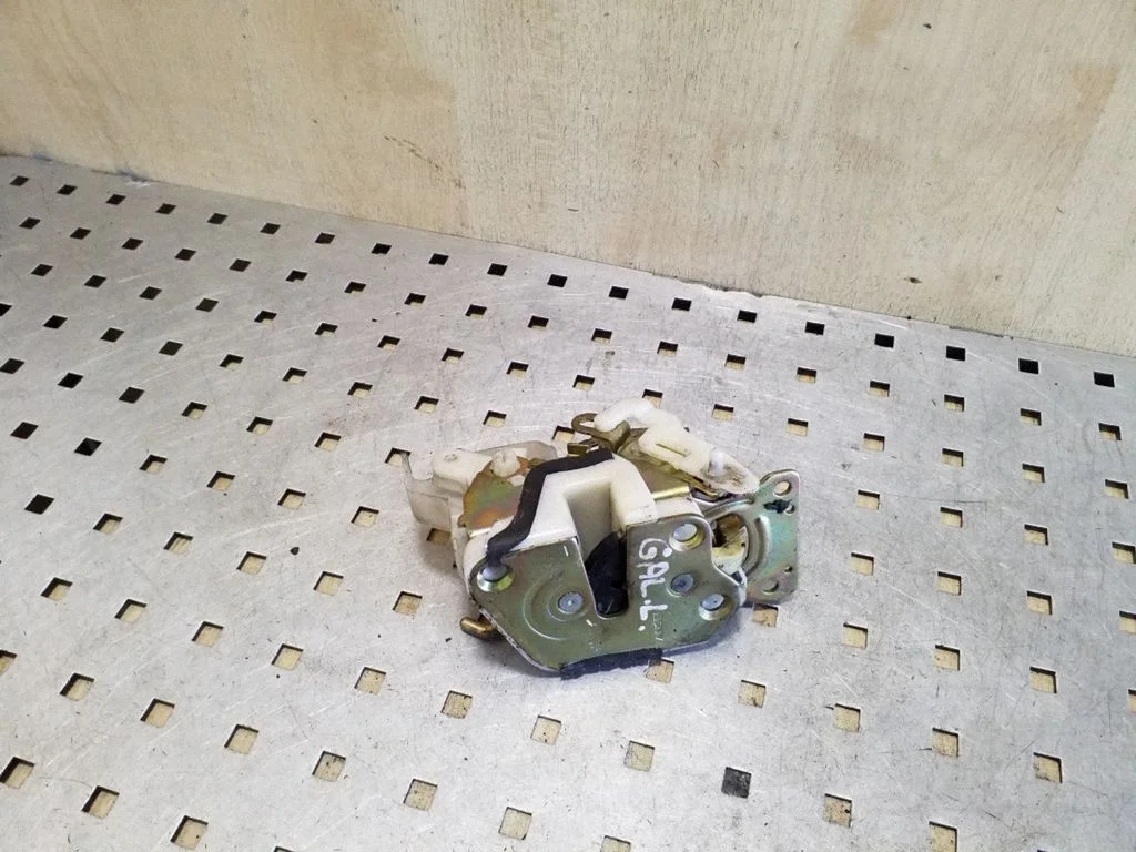 Rear door lock – left