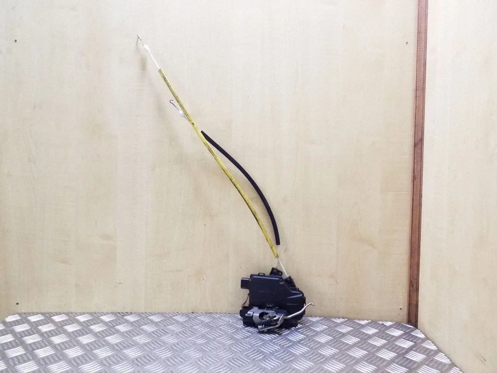 Rear door lock 4B0839015B