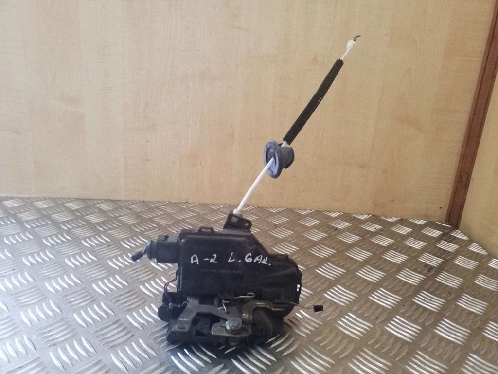 Aizmugurējo durvju slēdzene 8Z0839015A