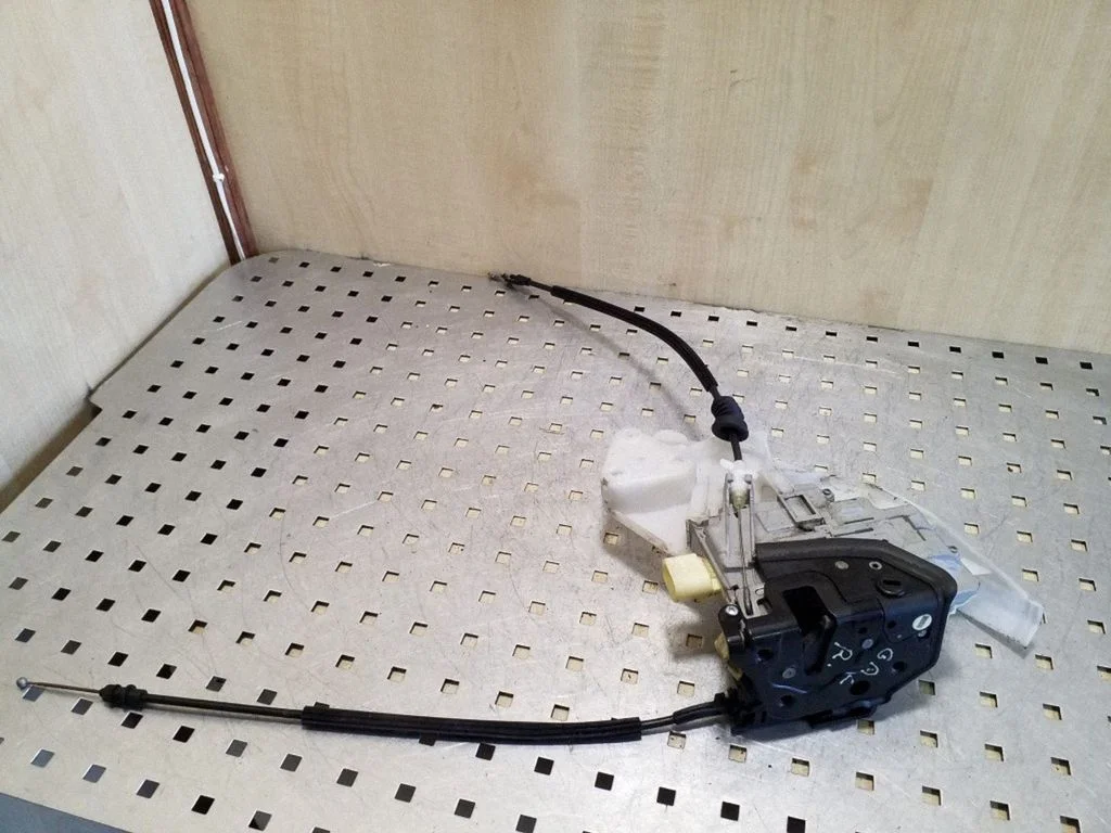 Aizmugurējo durvju slēdzene 3C4839016A