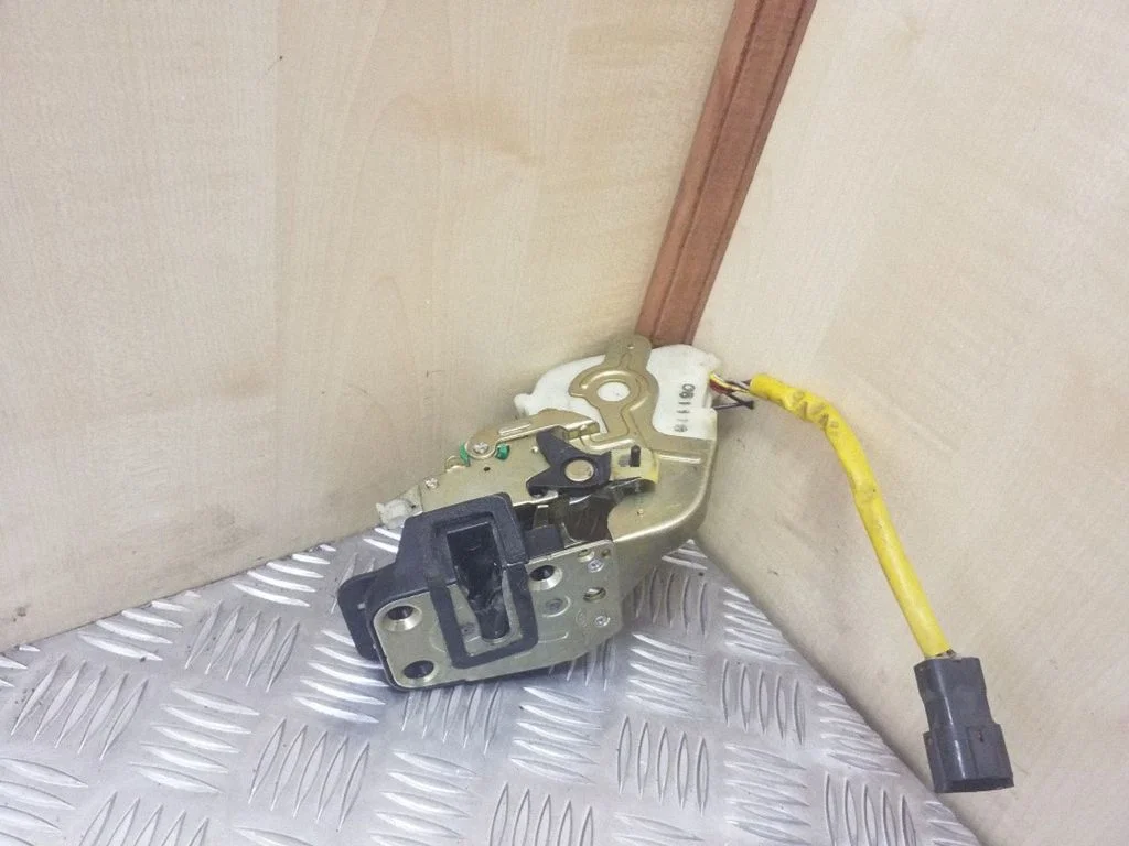 Galinių durų spyna