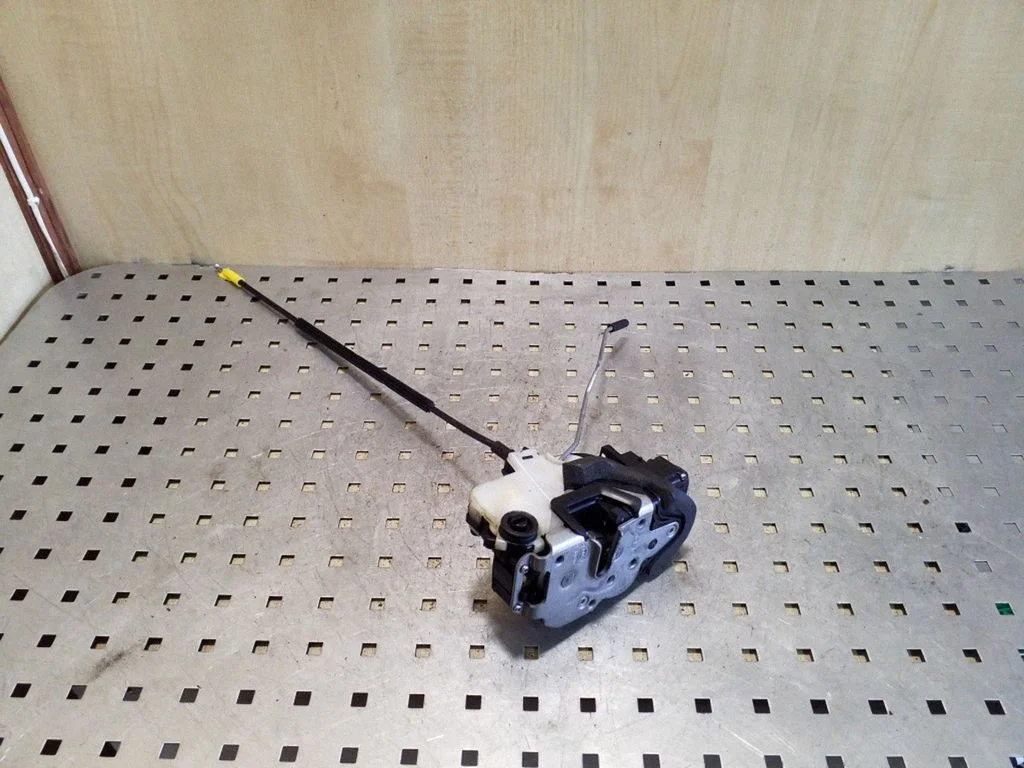 Rear door lock – right
