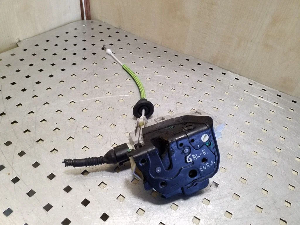 Rear door lock 4F0839016