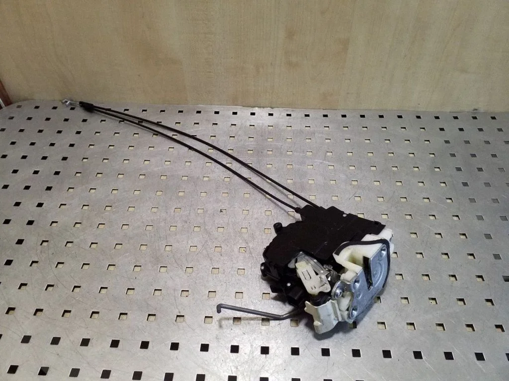 Rear door lock – right