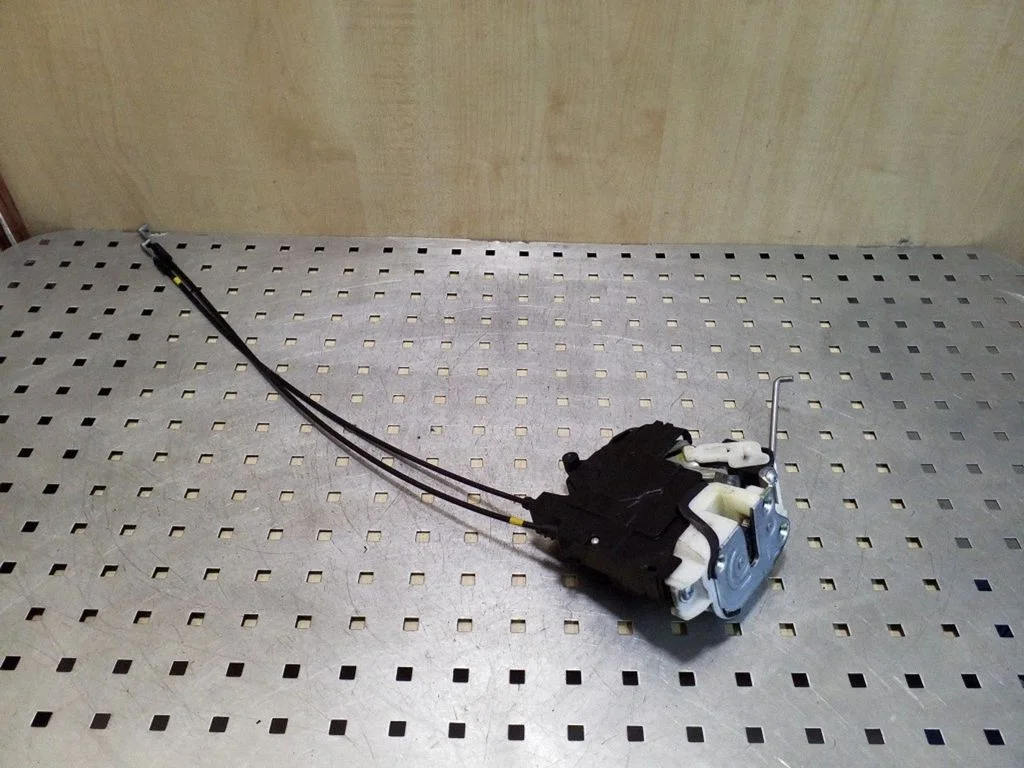 Rear door lock – left