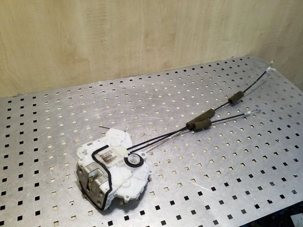 Zamek drzwi tylnych 72611SMG