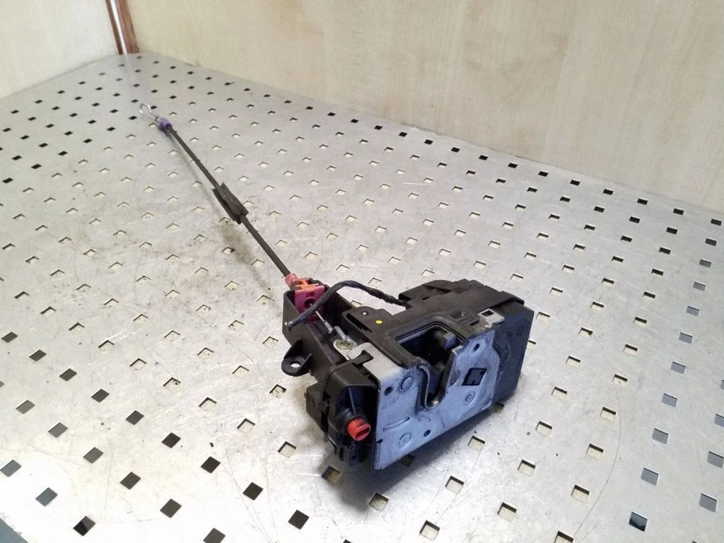 Rear door lock 13210739