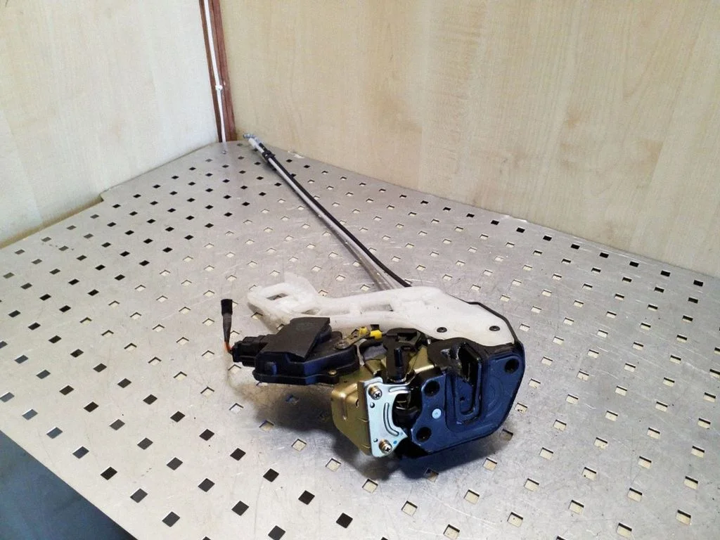 Rear door lock 814201F010