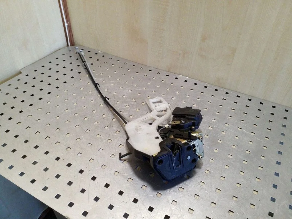 Rear door lock 814101F010