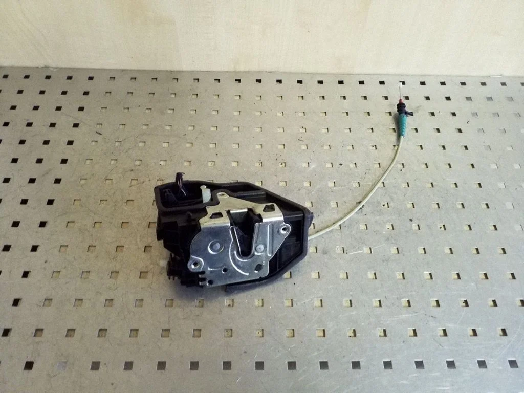 Aizmugurējo durvju slēdzene A053702