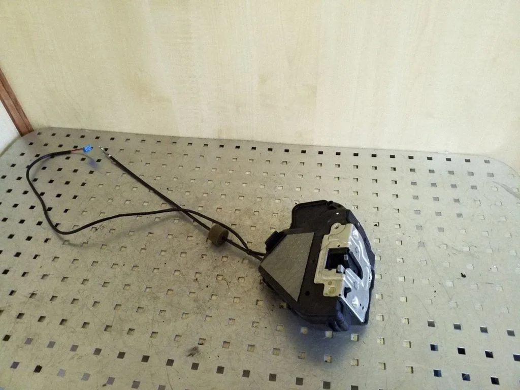 Galinių durų spyna