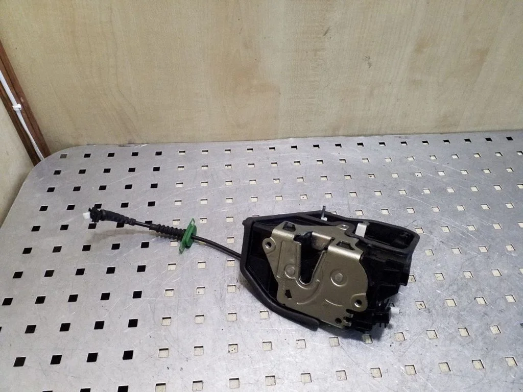 Rear door lock 7167075