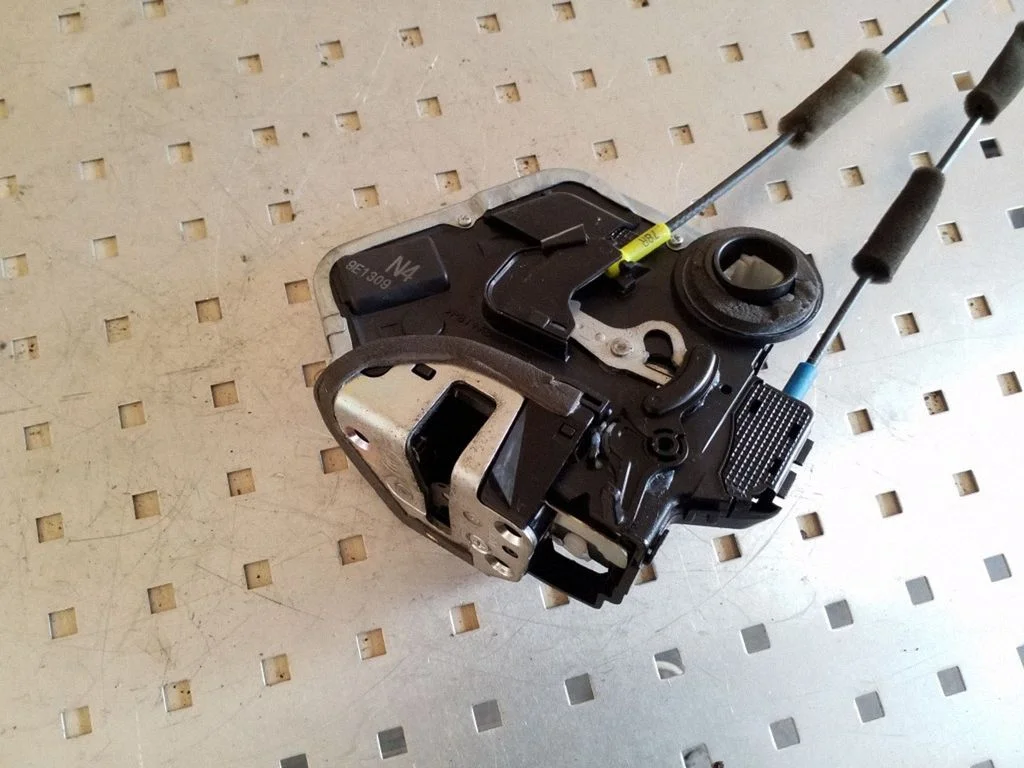 Rear door lock A046693