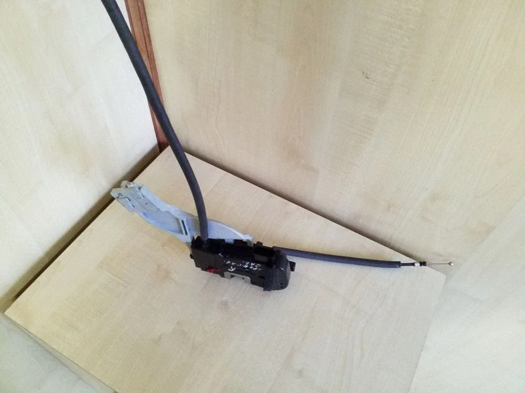 Rear door lock 814203U000