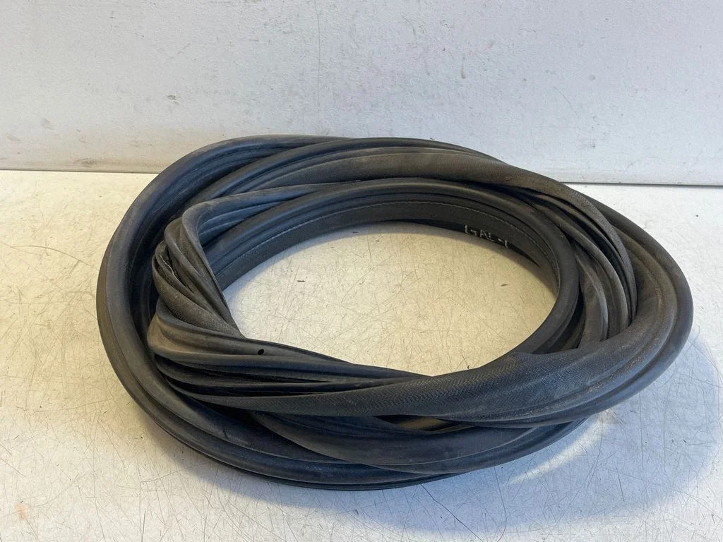 Tagaukse tihend (kere pool) – vasak