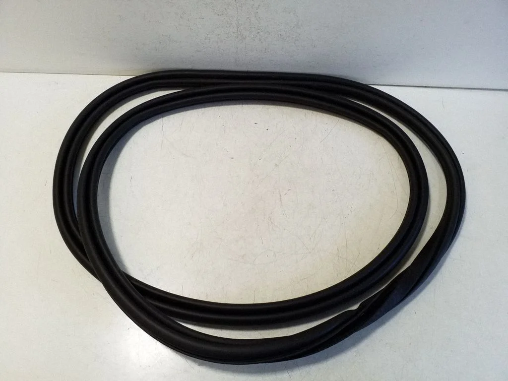 Rear door rubber seal (on body) 32342439