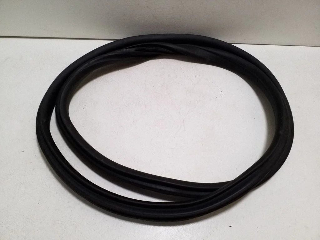 Rear door rubber seal (on body) 7482947