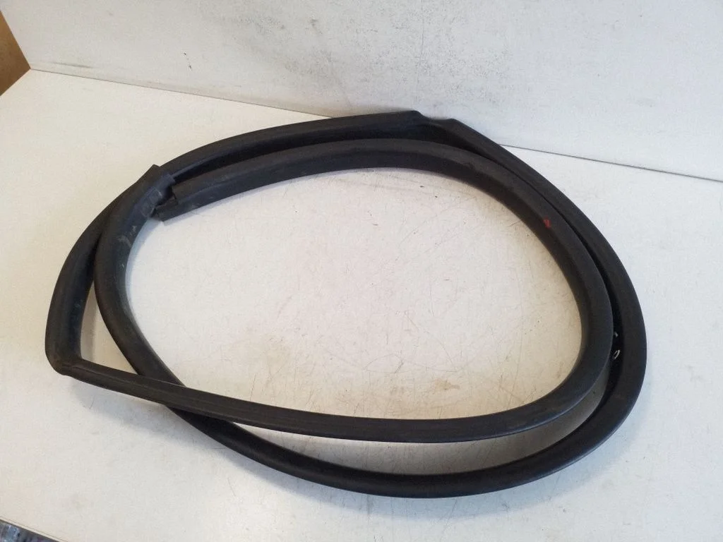Tagaukse tihend (kere pool) – Suzuki Grand Vitara II (2006-2016), parem