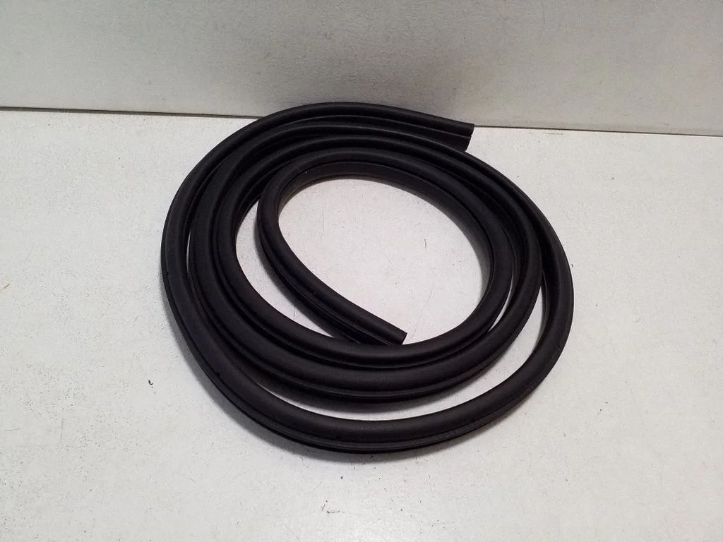 Rear door rubber seal (on body) – left