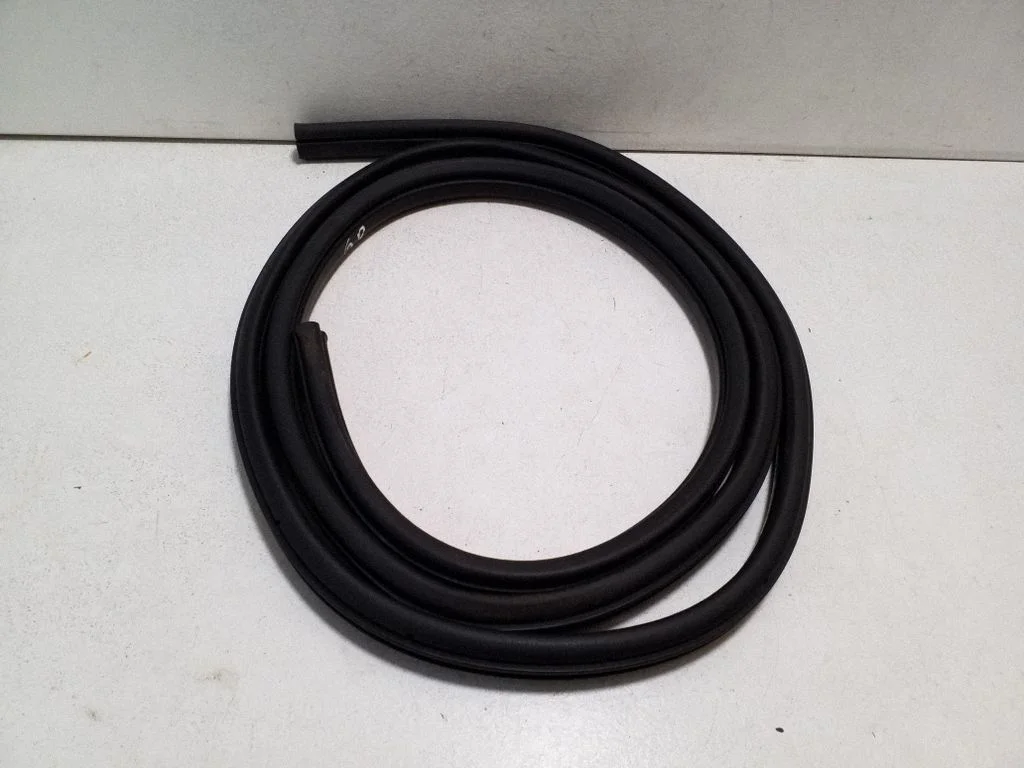 Rear door rubber seal (on body) – right