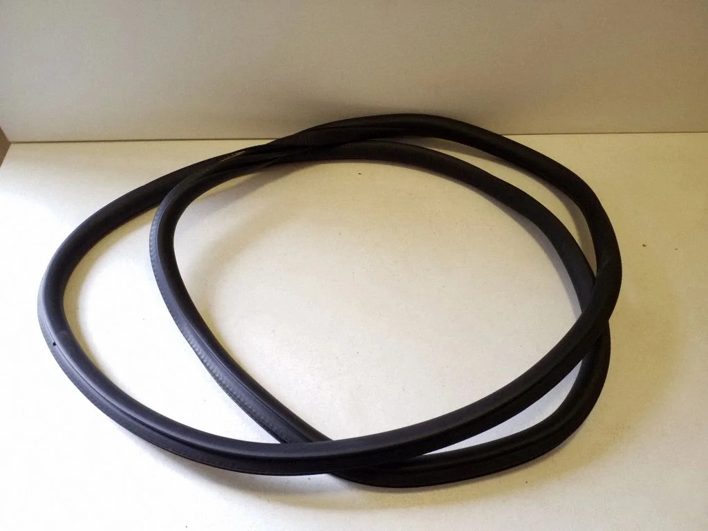 Rear door rubber seal (on body) A2546970100
