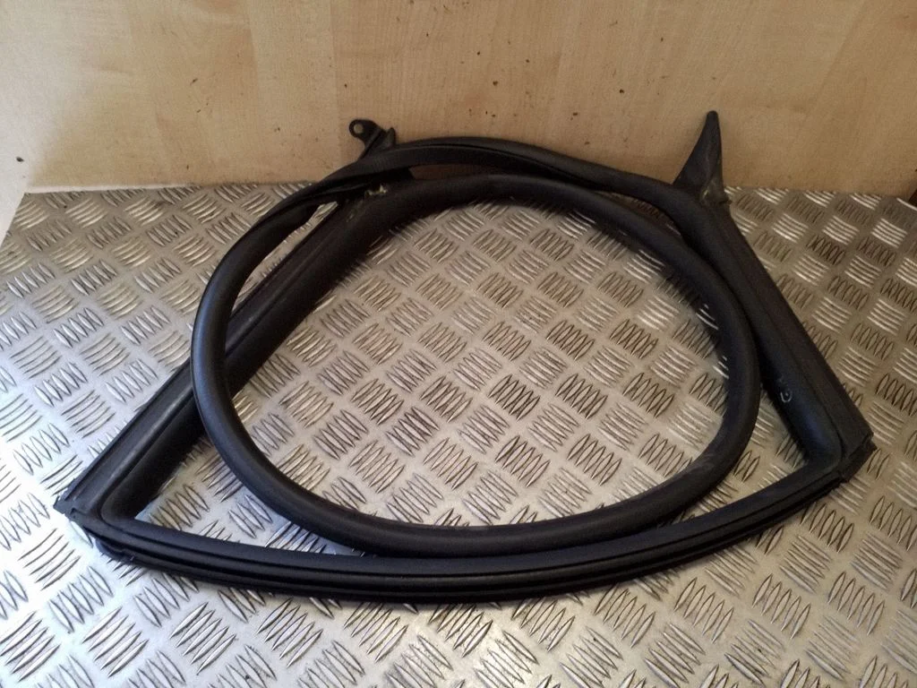 Rear door rubber seal (on body) 8T8833708C