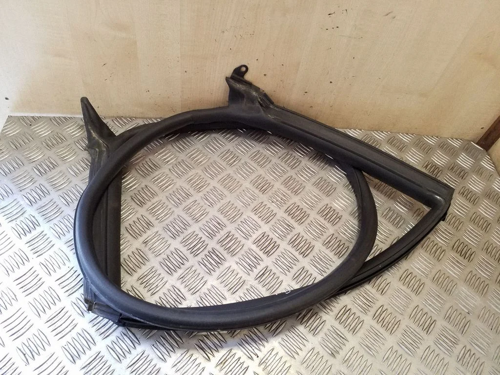 Rear door rubber seal (on body) 8T8833707C