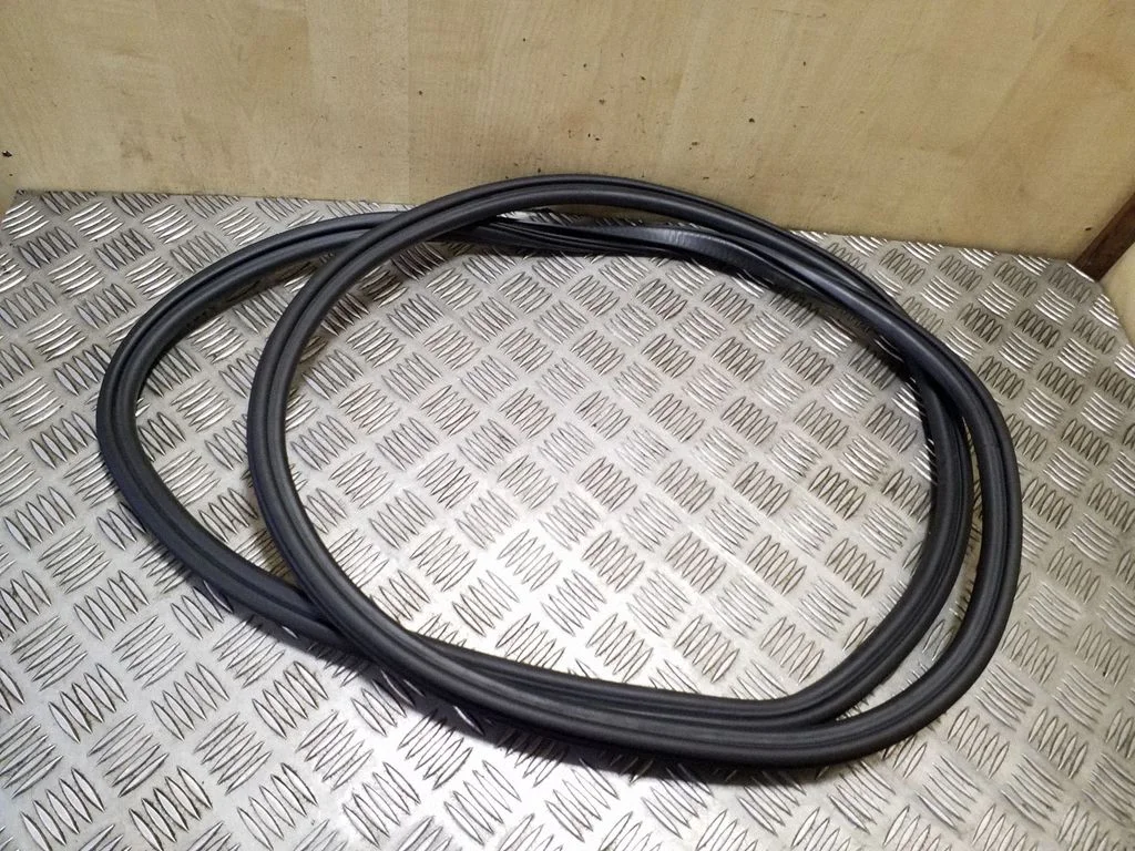 Uszczelka drzwi tylnych (na karoserii) 8R0833721D