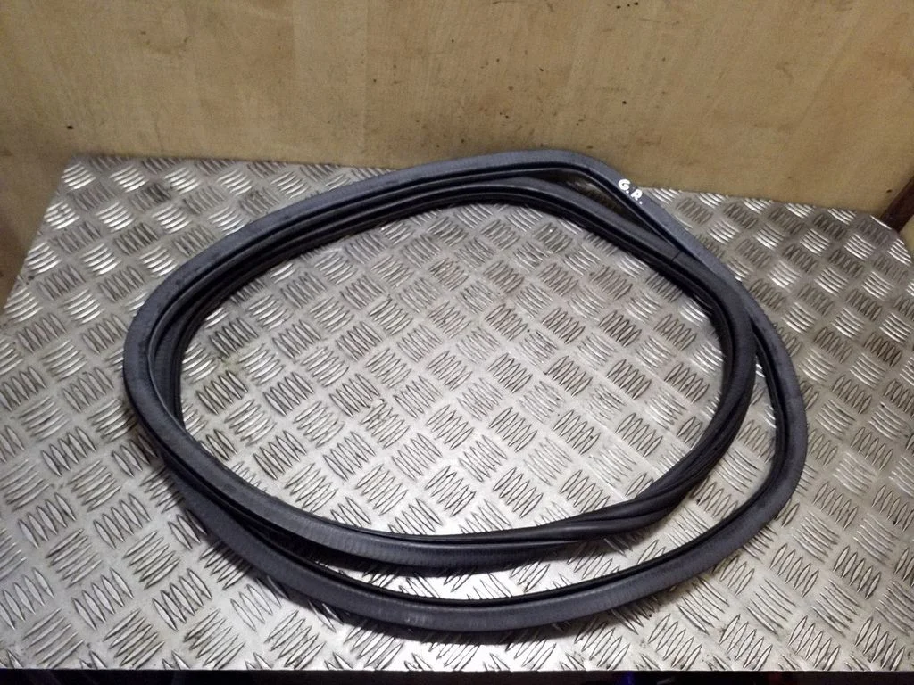 Uszczelka drzwi tylnych (na karoserii) 8R0833721D