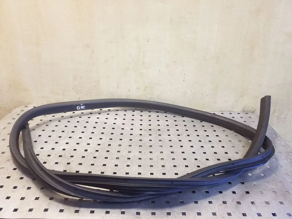 Rear door rubber seal (on body) – left