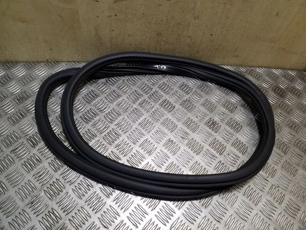 Uszczelka drzwi tylnych (na karoserii) 6R6867911B