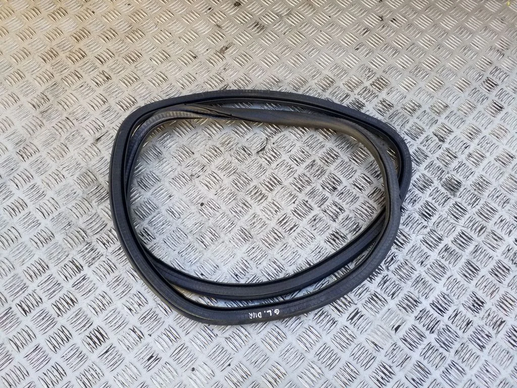 Rear door rubber seal (on body) 6Q6867911K