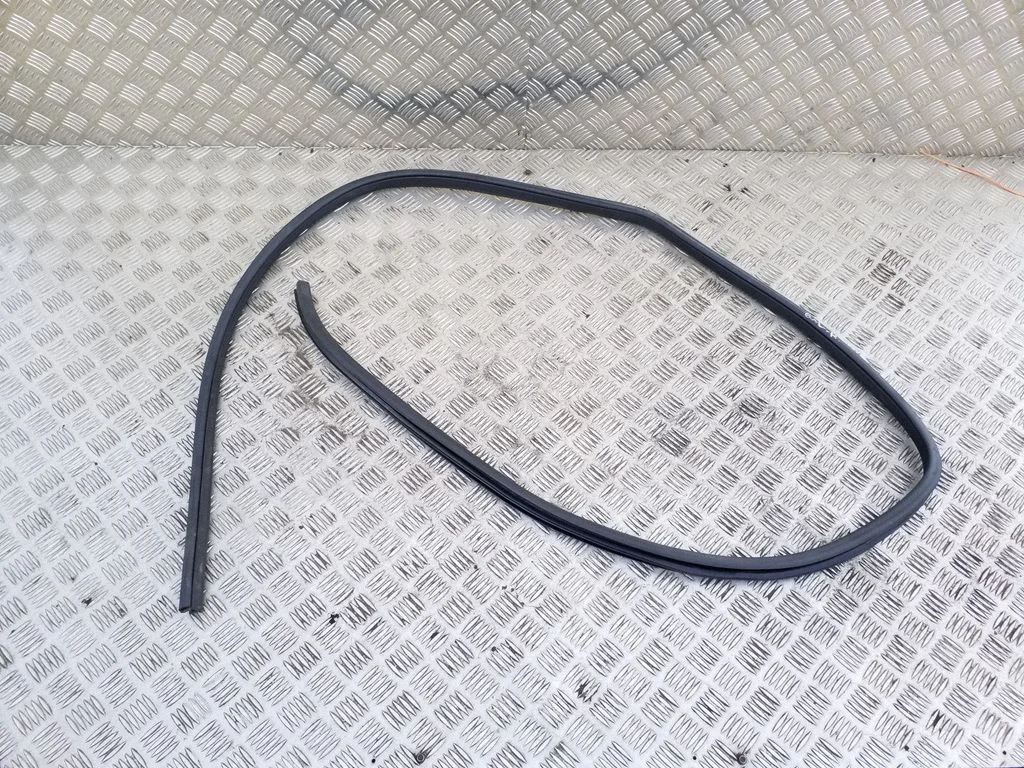 Rear door rubber seal (on body) – right