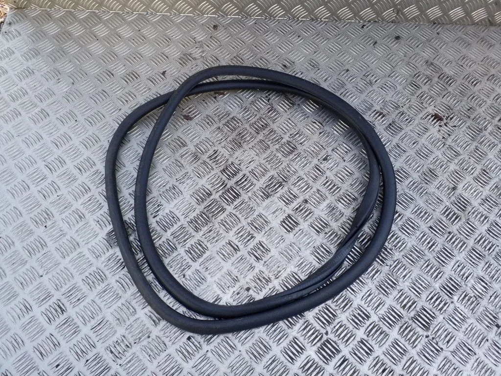 Rear door rubber seal (on body) 7L0867367G