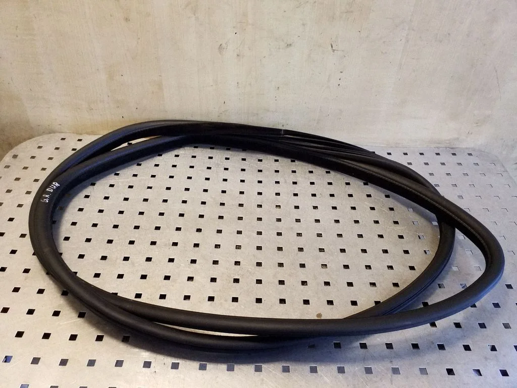 Rear door rubber seal (on body) – right