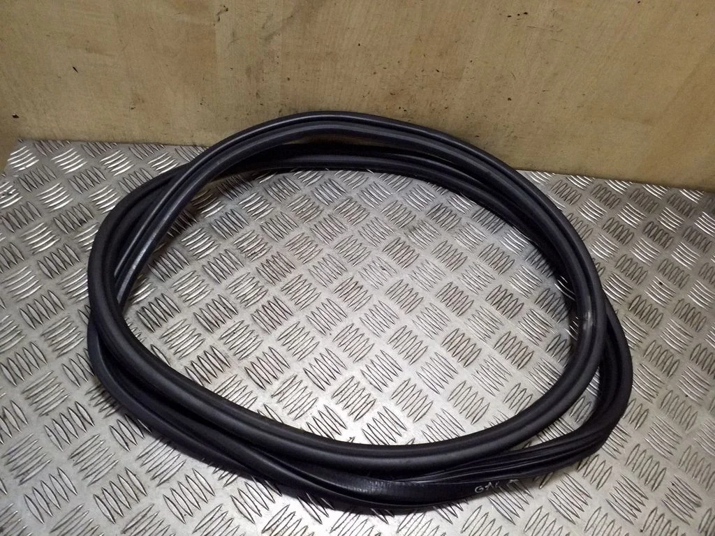 Rear door rubber seal (on body) – right