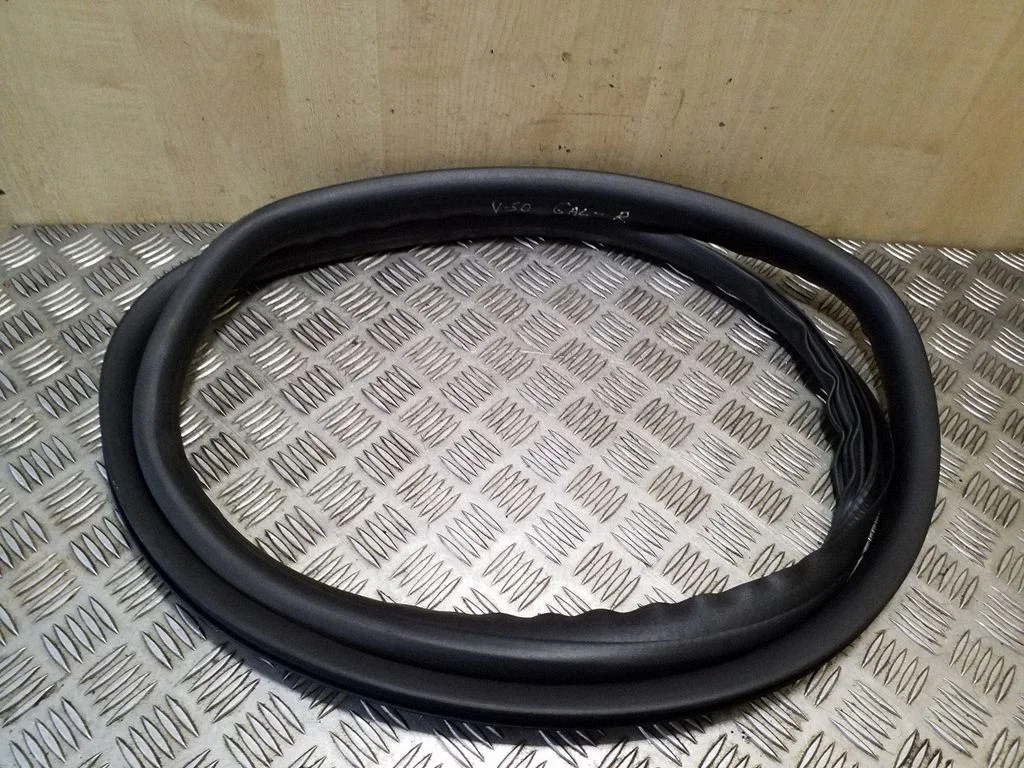 Rear door rubber seal (on body) – right