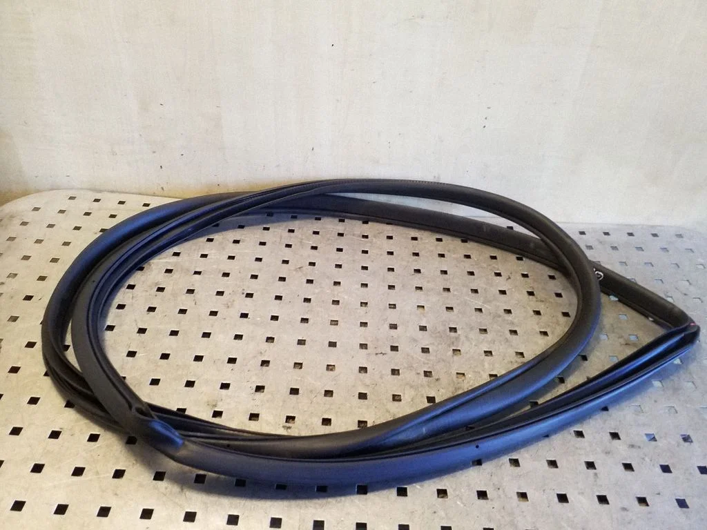 Rear door rubber seal (on body) – right