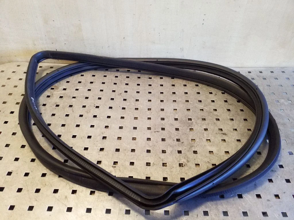 Rear door rubber seal (on body) – left