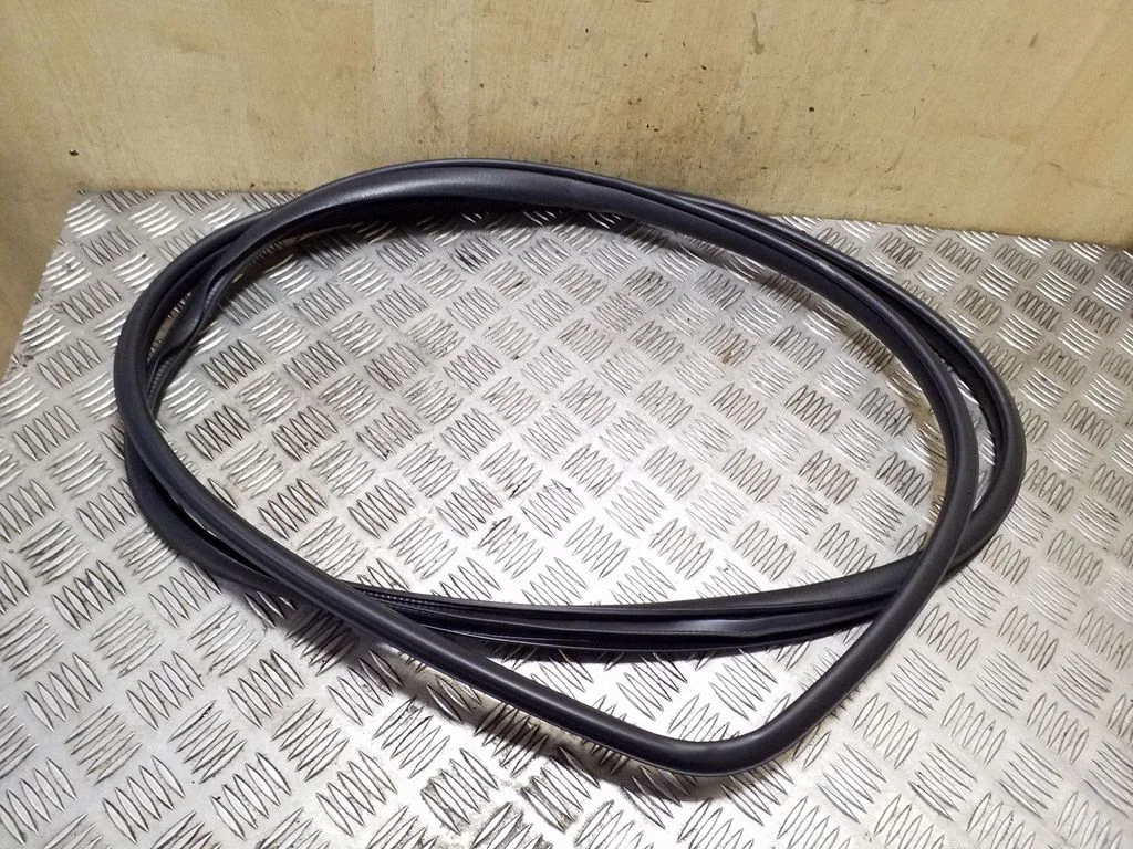 Rear door rubber seal (on body) – right