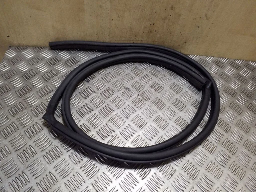 Rear door rubber seal (on body) – right
