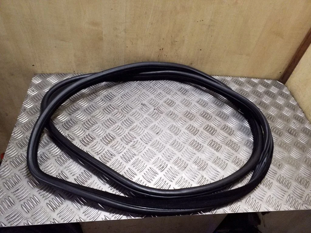 Rear door rubber seal (on body) – Land Rover Discovery 3 - LR3 (2005-2009)