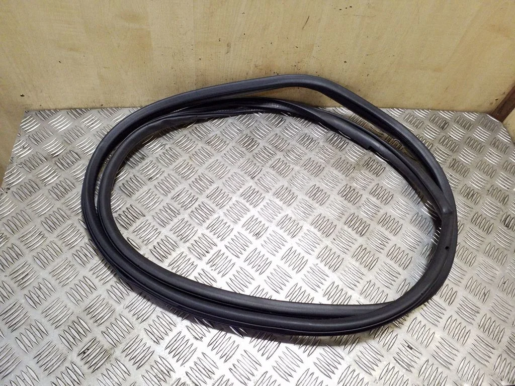 Rear door rubber seal (on body) – left