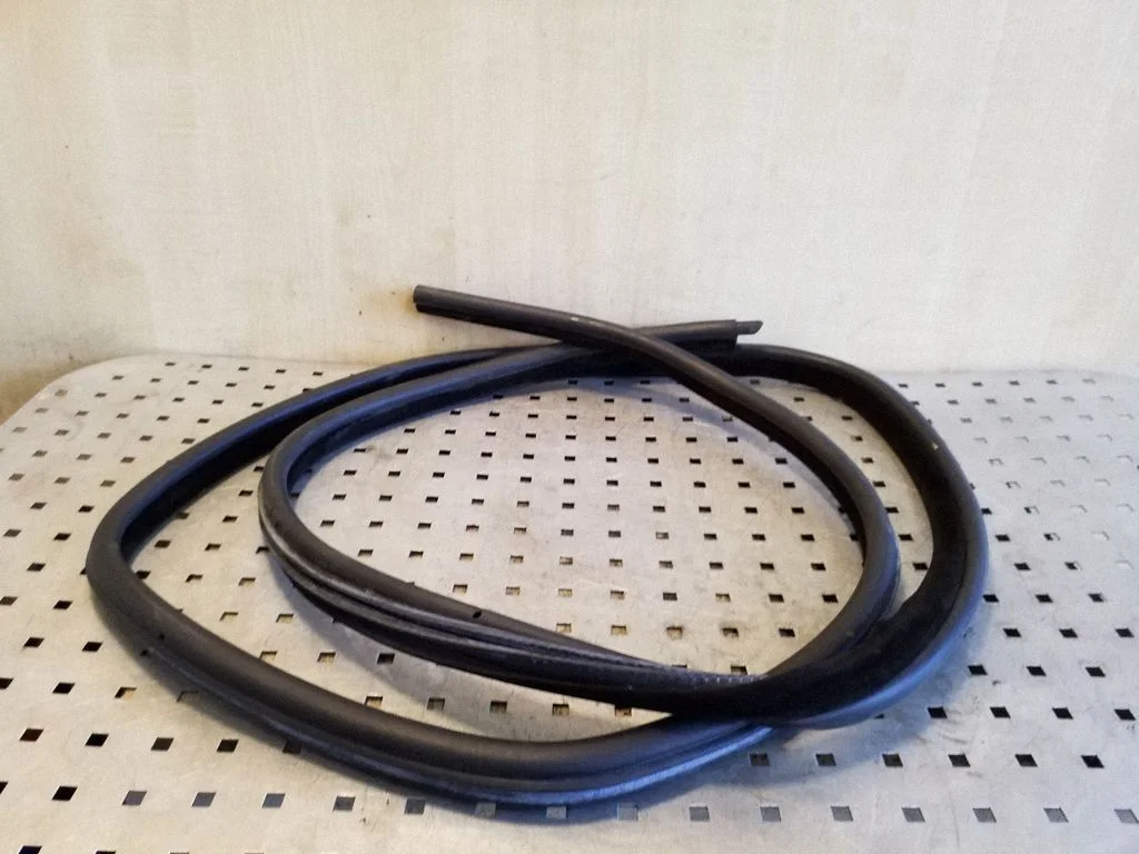 Rear door rubber seal (on body) – rear right