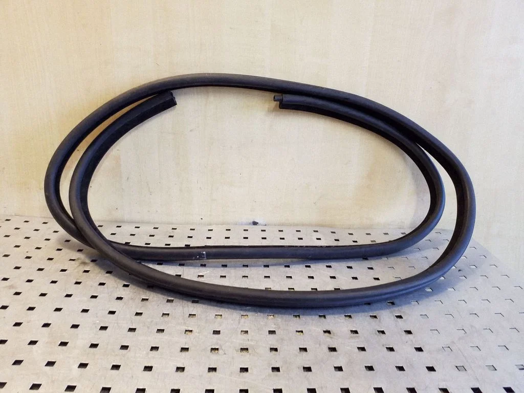 Rear door rubber seal (on body) – rear right