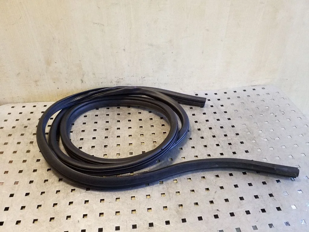 Rear door rubber seal (on body) – left