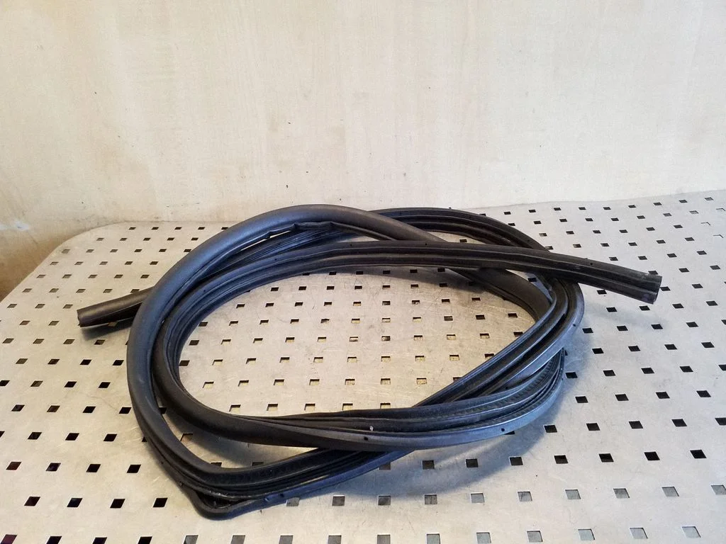 Rear door rubber seal (on body) – right