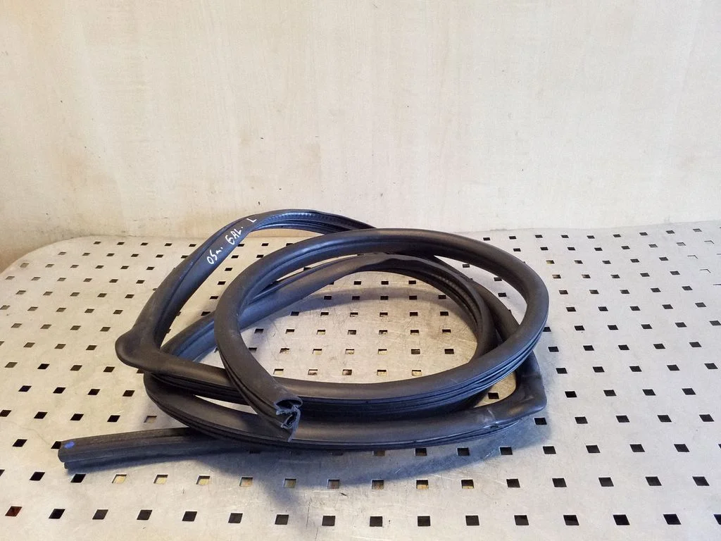 Rear door rubber seal (on body) – left