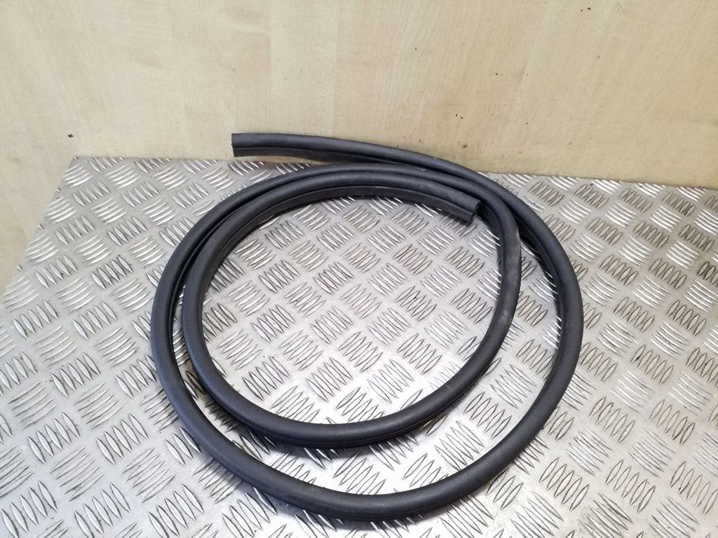 Rear door rubber seal (on body) – right